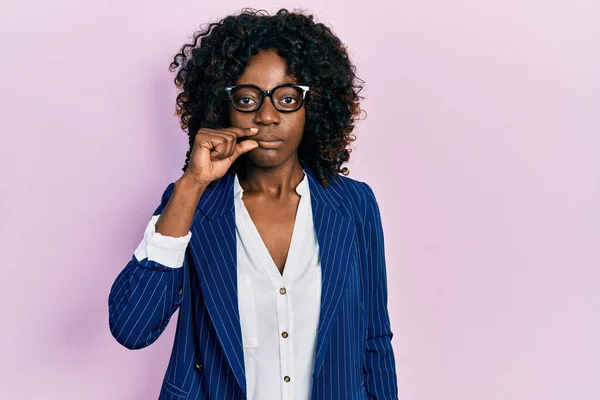 Młoda Afroamerykanka Ubraniach Biznesowych Okularach Ustach Ustach Zamykana Jak Suwak — Zdjęcie stockowe