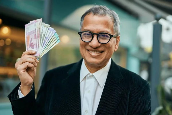 Edad Media Sureste Asiático Hombre Holding Indio Rupias Billetes Ciudad —  Fotos de Stock