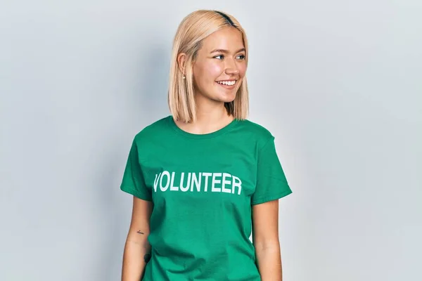 Hermosa Mujer Rubia Con Camiseta Voluntaria Mirando Hacia Lado Con —  Fotos de Stock