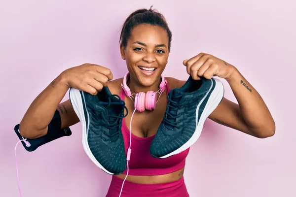 Fiatal Afro Amerikai Lány Tornaruhát Visel Fejhallgatót Használ Sportos Cipőt — Stock Fotó