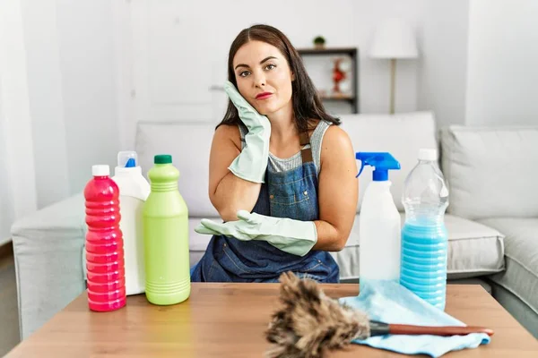 Młoda Brunetka Ubrana Czystszy Fartuch Rękawiczki Sprzątające Domu Myśląc Wygląda — Zdjęcie stockowe