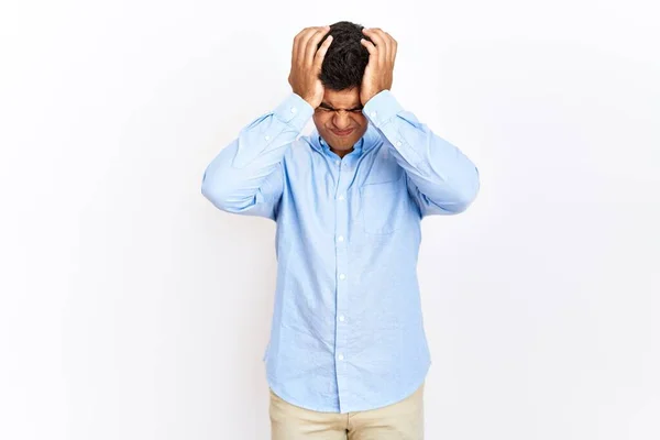 穿着商务衬衫站在孤立的背景下的年轻人 由于疼痛和偏头痛 绝望和压力重重 手放在头上 — 图库照片