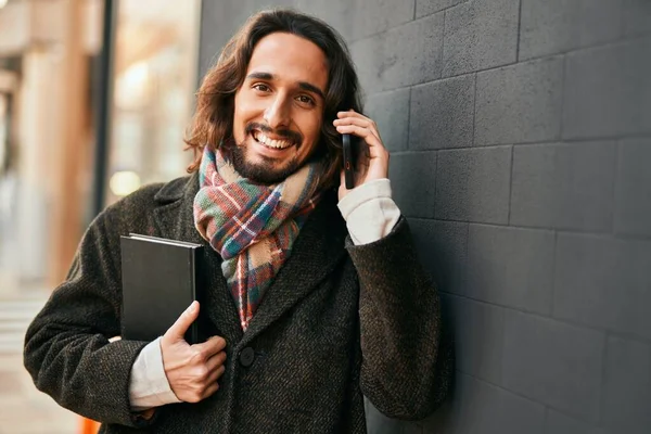 Joven Hombre Hispano Hablando Libro Teléfonos Inteligentes Ciudad —  Fotos de Stock