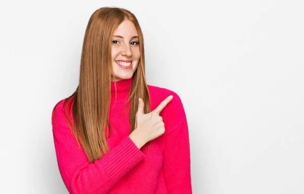 Mujer Joven Irlandesa Vestida Con Ropa Casual Alegre Con Una — Foto de Stock