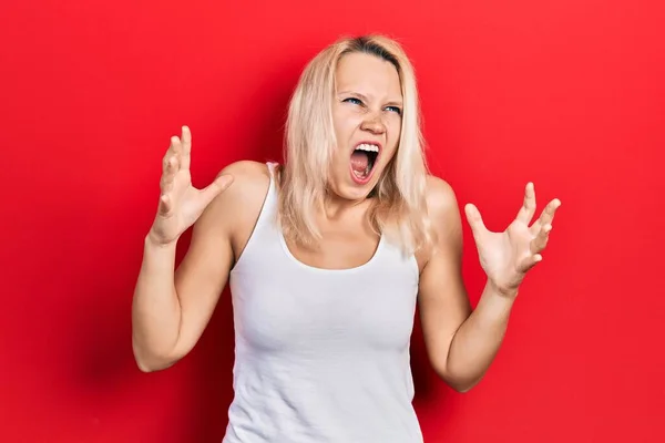 Mooie Kaukasische Blonde Vrouw Draagt Casual Wit Shirt Gek Gek — Stockfoto