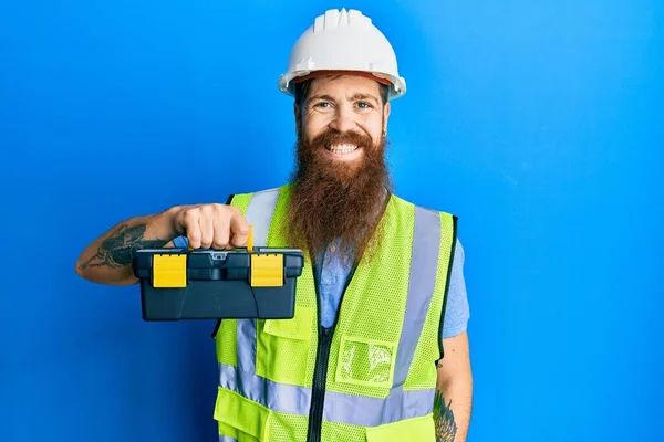 Homem Ruivo Com Barba Longa Usando Capacete Segurança Jaqueta Reflexiva — Fotografia de Stock