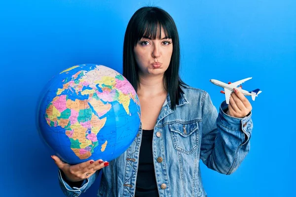 Genç Spanyol Kadın Elinde Kağıt Oyuncaklar Dünya Topu Tutuyordu Depresyondaydı — Stok fotoğraf
