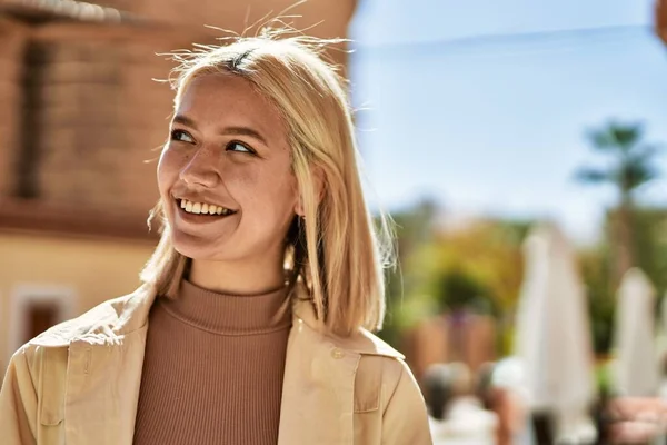 Jovem Loira Sorrindo Feliz Cidade — Fotografia de Stock