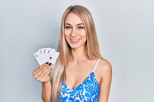 Jonge Mooie Blanke Vrouw Met Poker Kaarten Kijken Positief Gelukkig — Stockfoto
