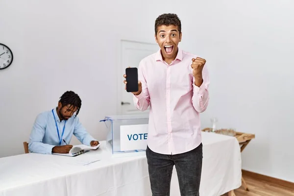 Jóvenes Hispanos Campaña Política Celebrando Elecciones Con Smartphone Gritando Orgullosos —  Fotos de Stock