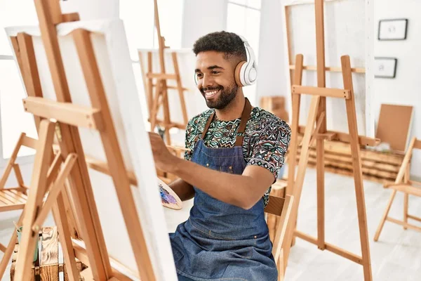 Joven Afroamericano Artista Hombre Sonriendo Feliz Escuchando Música Pintura Estudio — Foto de Stock
