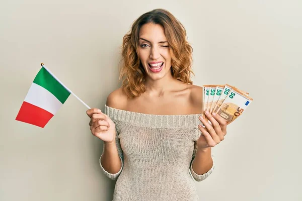 Joven Mujer Caucásica Sosteniendo Bandera Italia Billetes Euros Guiñando Ojo —  Fotos de Stock