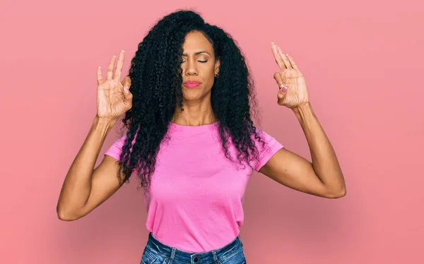 中年非洲裔美国女人穿着休闲装 闭着眼睛笑着放松 用手指做冥想动作 瑜伽概念 — 图库照片