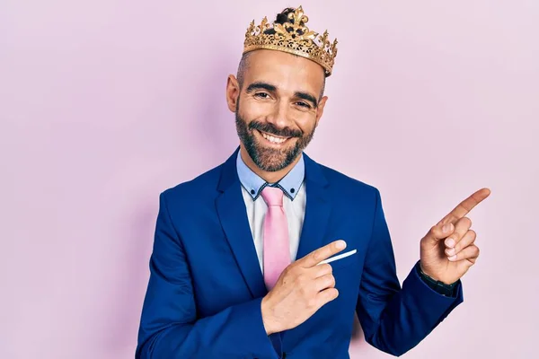 Genç Spanyol Bir Adam Kıyafetleri Giyiyor Kral Tacı Takıyor Gülümsüyor — Stok fotoğraf