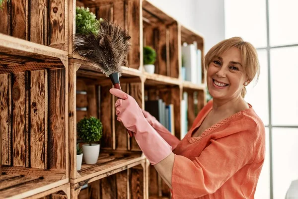 Frau Mittleren Alters Lächelt Glücklich Putzen Mit Staubwedel Hause — Stockfoto