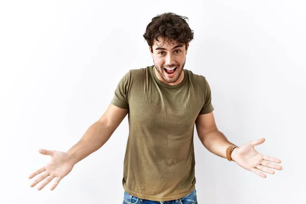 Hombre Hispano Parado Sobre Fondo Blanco Aislado Sonriendo Alegre Con —  Fotos de Stock