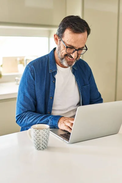 Middle Age Man Smiling Confident Using Laptop Home — ストック写真