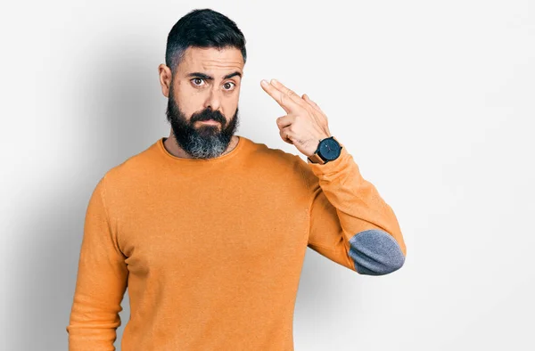 髭を生やしたヒスパニック系の男は カジュアルな冬のセーターを着て銃のように頭に手と指を指して自分自身を殺す 自殺のジェスチャー — ストック写真