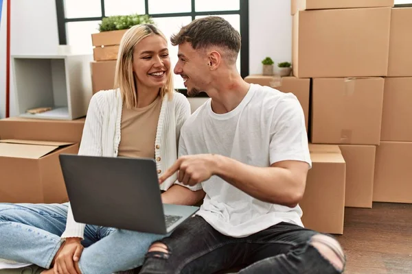 Young Caucasian Couple Smiling Happy Using Laptop Sitting New Home — Stock Photo, Image