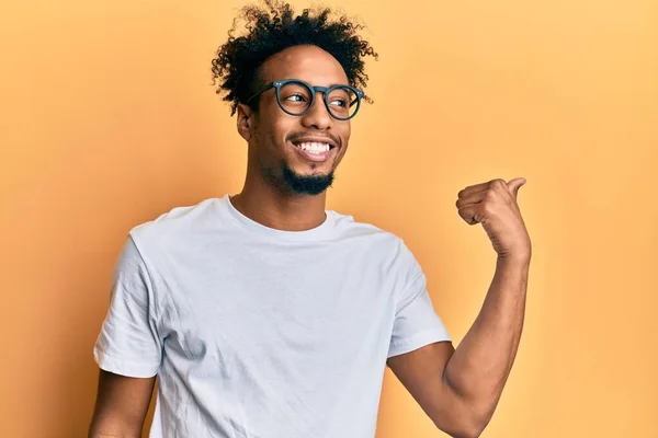 Fiatal Afro Amerikai Férfi Szakállal Alkalmi Fehér Pólóban Szemüvegben Hüvelykujjával — Stock Fotó