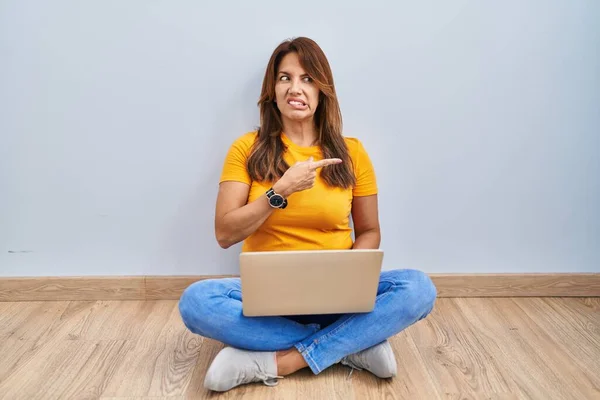 Mujer Hispana Usando Laptop Sentada Suelo Casa Señalando Preocupada Nerviosa —  Fotos de Stock