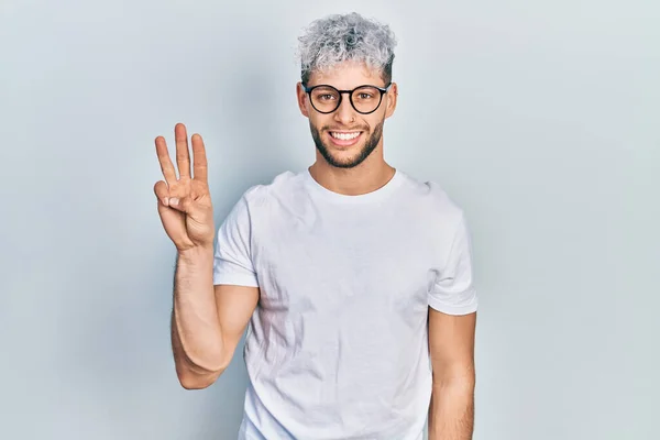 Homem Hispânico Jovem Com Cabelo Tingido Moderno Vestindo Shirt Branca — Fotografia de Stock