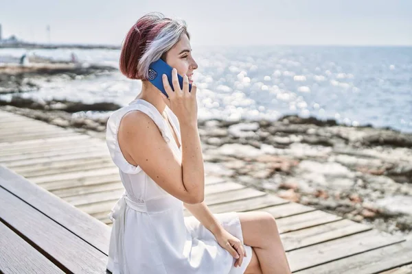 Joven Chica Caucásica Hablando Teléfono Inteligente Sentado Banco Playa — Foto de Stock