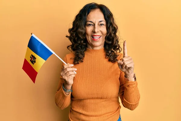Hispánka Středního Věku Držící Moldavskou Vlajku Usmívající Myšlenkou Nebo Otázkou — Stock fotografie