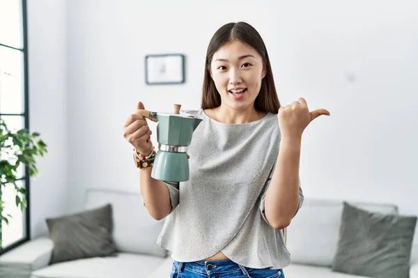 Ung Asiatisk Kvinna Håller Italiensk Kaffebryggare Pekar Tummen Upp Till — Stockfoto