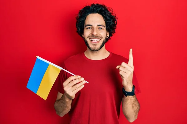 Bonito Hispânico Vestindo Bandeira Ucraniana Sorrindo Com Uma Ideia Pergunta — Fotografia de Stock