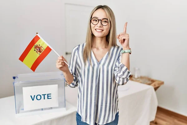 Asijská Mladá Žena Politických Volbách Držící Španělskou Vlajku Překvapena Nápadem — Stock fotografie