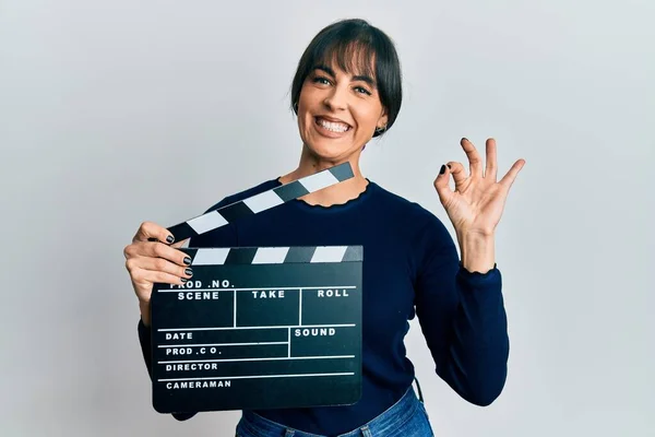 Ung Latinamerikansk Kvinna Som Håller Video Film Clapboard Gör Tecken — Stockfoto