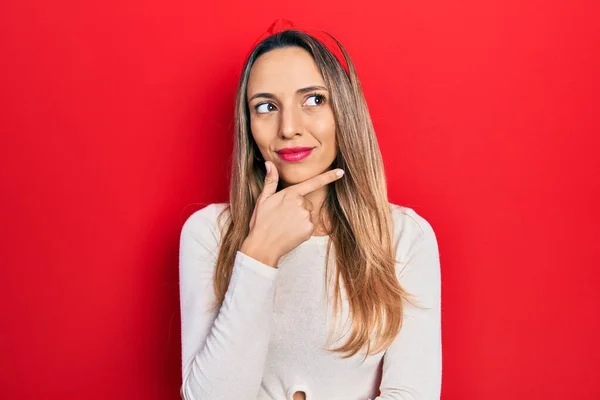 Güzel Spanyol Kadın Elleri Çenesinde Kırmızı Diyadem Takmış Soru Sormayı — Stok fotoğraf