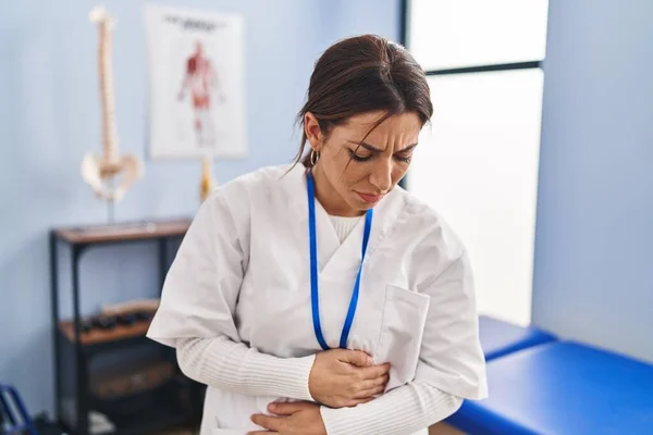 Junge Brünette Frau Die Einer Schmerzklinik Arbeitet Mit Der Hand — Stockfoto