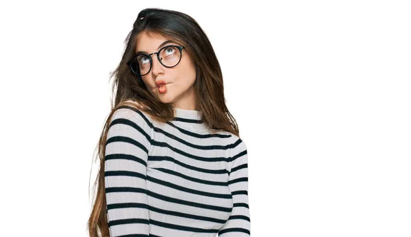 Joven Hermosa Adolescente Con Ropa Casual Gafas Haciendo Cara Pez —  Fotos de Stock