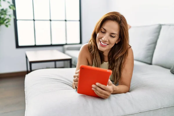 Mujer Latina Joven Usando Touchpad Acostado Sofá Casa —  Fotos de Stock