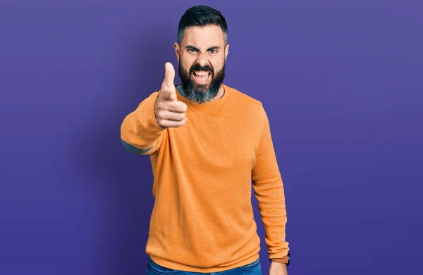 Spaanse Man Met Baard Casual Winter Trui Wijzend Ontevreden Gefrustreerd — Stockfoto