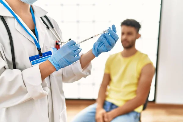 Giovane Arabo Uomo Sorridente Felice Attesa Vaccino Covid Ospedale — Foto Stock