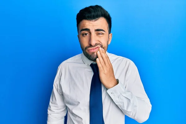 Ung Latinamerikan Man Bär Affärskläder Röra Munnen Med Handen Med — Stockfoto