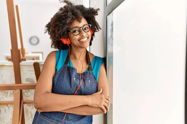 Junge Afroamerikanerin Lächelt Selbstbewusst Und Hört Musik Kunststudio — Stockfoto