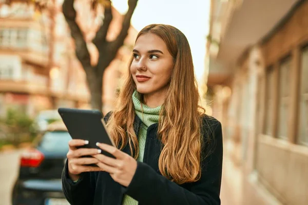 Junge Blondine Lächelt Glücklich Mit Touchpad Die Stadt — Stockfoto