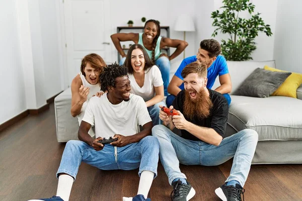 Группа Молодых Друзей Улыбающихся Счастливо Играющих Видеоигры Дома — стоковое фото