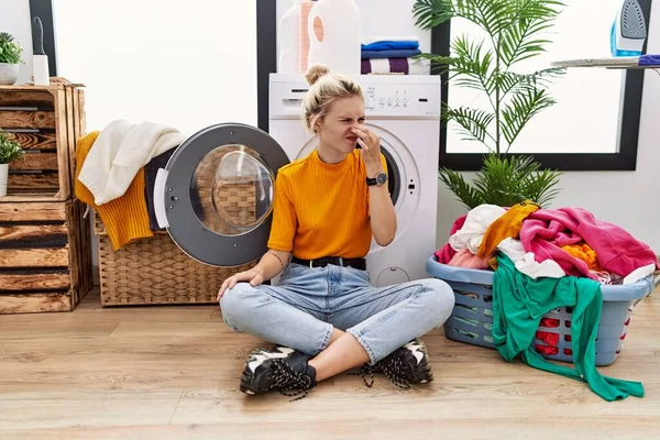 Jovem Loira Lavando Roupa Sentada Máquina Lavar Cheira Algo Fedorento — Fotografia de Stock