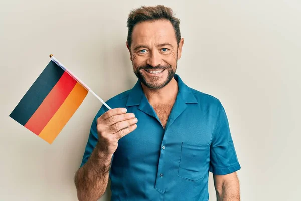 Muž Středního Věku Drží Německou Vlajku Vypadá Pozitivně Šťastně Stojící — Stock fotografie