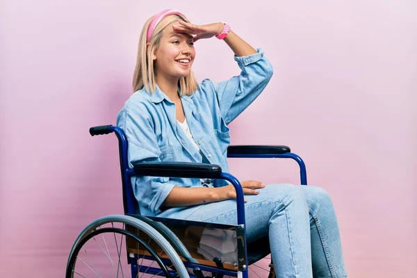 Krásná Blondýnka Sedí Invalidním Vozíku Velmi Šťastný Usmívá Pohledem Daleko — Stock fotografie