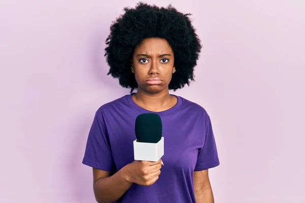 Giovane Donna Afroamericana Con Microfono Reporter Scettico Nervoso Accigliato Sconvolto — Foto Stock