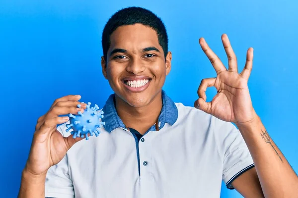 Jonge Knappe Latino Man Met Virus Speelgoed Doen Teken Met — Stockfoto