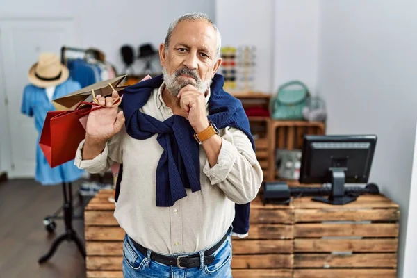 Ein Gutaussehender Älterer Mann Mit Einkaufstaschen Laden Die Hand Kinn — Stockfoto