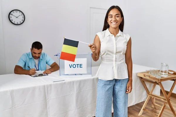 Ung Belgisk Väljare Kvinna Ler Glad Hålla Belgium Flagga Vid — Stockfoto