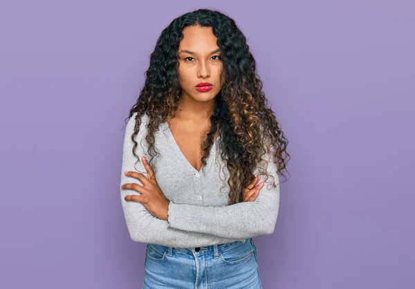 Mujer Hispana Joven Con Pelo Rizado Vistiendo Ropa Casual Escéptica — Foto de Stock